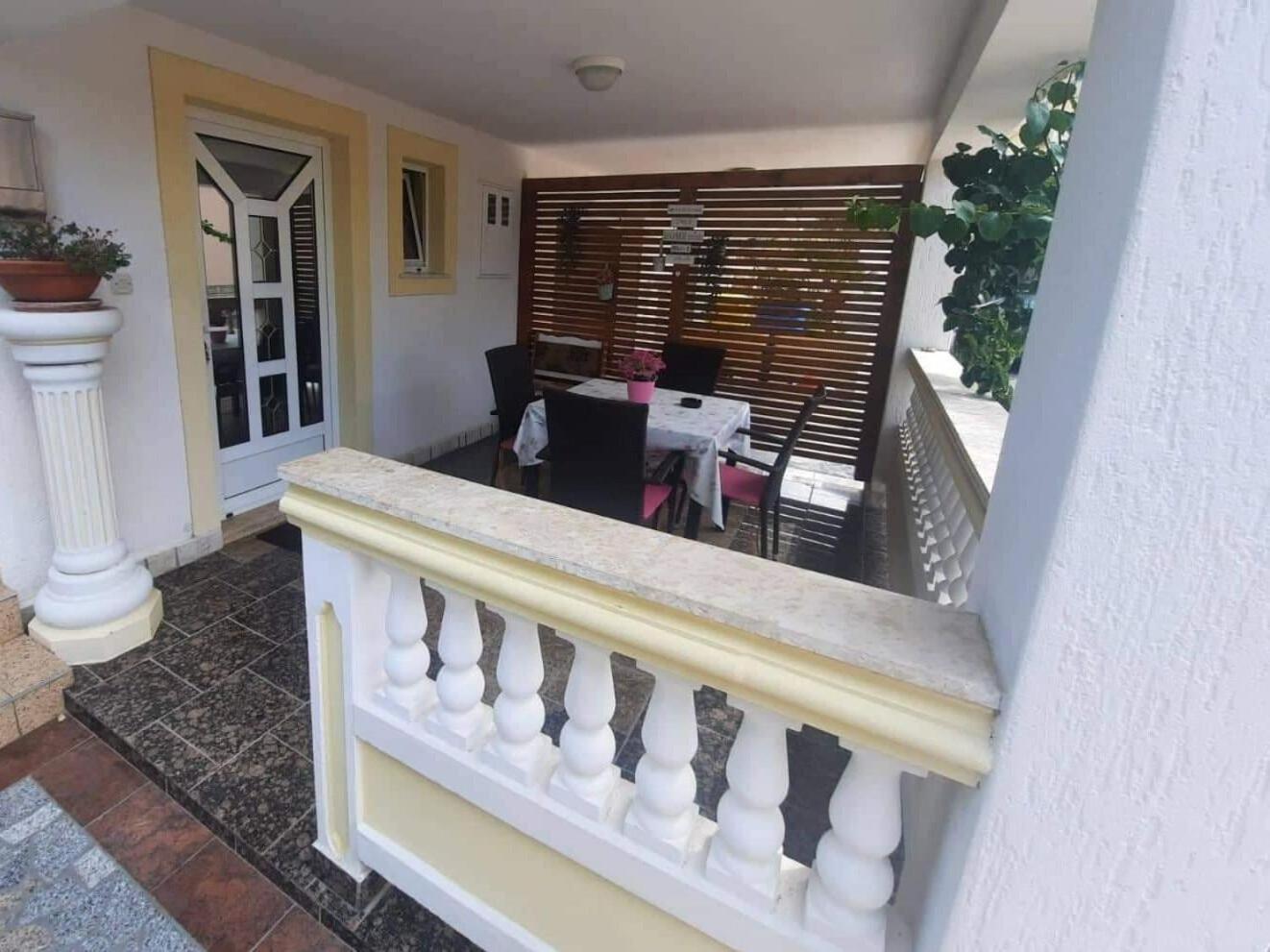Apartments Robi- Swimming Pool And Beautiful Garden Kampor Ngoại thất bức ảnh